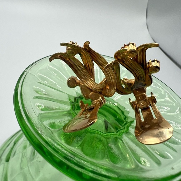 VINTAGE EARRINGS Gold Tone Green Crystal COLLECTIBLE COSTUME JEWELRY CLIP ON - Picture 5 of 13